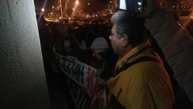Ενταση στην ομιλία Σκουρλέτη στον Βόλο! Έτοιμοι για «εισβολή» οι διαδηλωτές